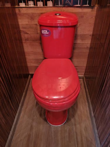 Установлен новый красный сантехнический прибор, подключены коммуникации, проверена герметичность соединений, выполнена фиксация к полу, произведена проверка функциональности.