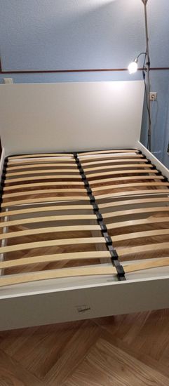 Собрана двуспальная кровать: установлены боковые панели, закреплено изголовье, уложены ламели на каркас, проверена устойчивость конструкции, обеспечена надежность всех соединений.