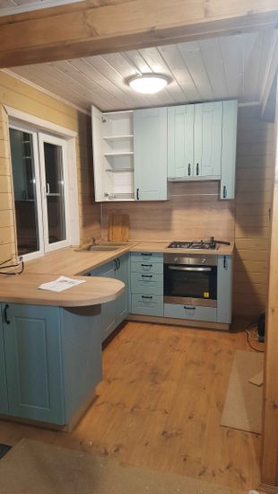 Установлены шкафы, закреплены фасады, смонтирована столешница, подключена варочная панель, встроена раковина, установлена фурнитура, выполнены отделочные работы, подключены коммуникации.