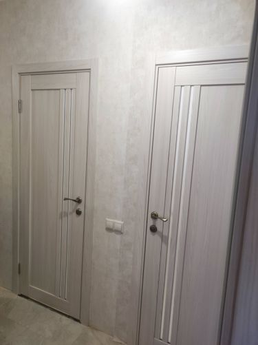 Установлен замок на внутреннюю дверь, выполнены точные вырезы, закреплены ручки, обеспечена плавная работа механизма, проверена надежность креплений, завершено аккуратно и качественно.