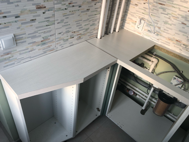 Проведена установка и подгонка столешницы на кухне. Выполнены вырезы для труб и оборудования, обеспечена точная стыковка с мебелью и стенами. Поверхность ровная, готова к использованию.