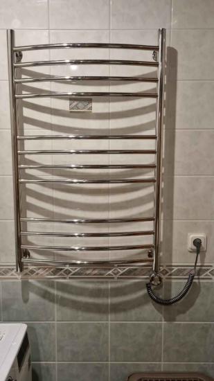 Установлен новый прибор на стену, подключен к электросети, проверена работоспособность, закреплены крепления, обеспечена безопасность использования, выполнена финальная проверка.