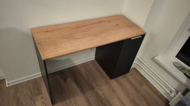 Собрана мебель с ящиками: установлены направляющие, закреплены панели, прикреплены ручки, проверена плавность выдвижения. Готовая конструкция стоит на полу, готова к использованию.