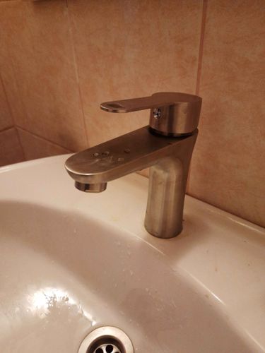 Установлен новый кран на кухонной раковине. Демонтирован старый, подключены водопроводные трубы, проверена герметичность соединений, обеспечена надежная фиксация, выполнена чистка рабочей зоны.