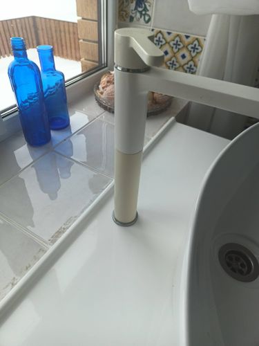 Установлен новый кран, заменены уплотнители, проверена герметичность соединений, устранены протечки, восстановлена функциональность системы водоснабжения.