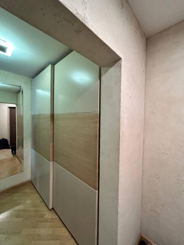 Выполнена установка новых механизмов для плавного скольжения дверей, обеспечивающих бесшумное и легкое движение створок. Обновленные элементы гарантируют надежность и долговечность конструкции.