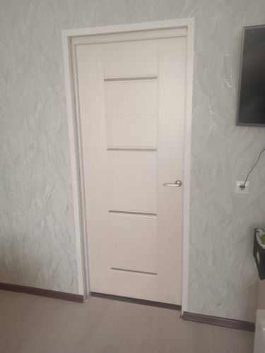 Установлена новая створка, закреплены петли, врезан замок, прикреплена ручка, отрегулированы зазоры, смонтирован наличник, проверена функциональность, завершена отделка.