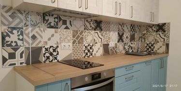 Произведена точная подгонка столешницы под размеры кухни, выполнены вырезы для варочной панели и мойки, обеспечена гладкая стыковка и аккуратная установка.