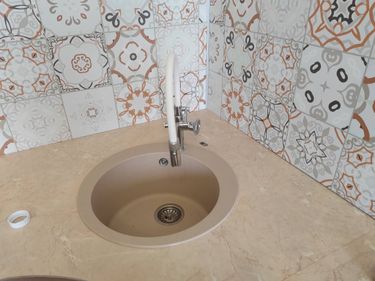 Установка и подключение врезной мойки Установка и подключение смесителя Установка стеновой панели МДФ/ДСП