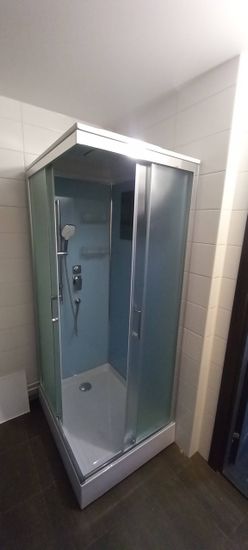 Установлена душевая кабина: смонтированы стенки, поддон, двери, подключены смеситель и лейка. Проверена герметичность соединений, обеспечена устойчивость конструкции.