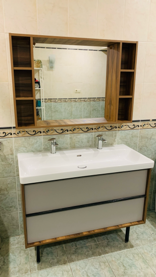 Установлен новый водопроводный кран в ванной комнате. Демонтирован старый, подключены трубы, проверена герметичность соединений, обеспечена функциональность и эстетичный вид.