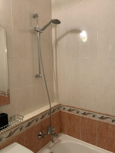 Выполнена замена кранбуксы в ванной комнате. Устранены протечки, улучшена герметичность соединений. Обновленный механизм обеспечивает плавное открытие и закрытие воды, повышая комфорт использования.