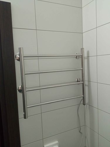 Установлено устройство на стену, подключено к электросети, закреплено надежно, выровнено по уровню, проверена работоспособность, обеспечена безопасность эксплуатации.