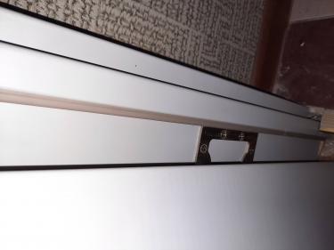 Установлена новая створка, закреплены петли, врезан замок, отрегулированы зазоры, смонтирован наличник, проверена плавность хода, обеспечена надежная фиксация конструкции.