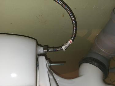 Установлен новый сливной механизм, подключены шланги, проверена герметичность соединений, произведена настройка уровня воды.