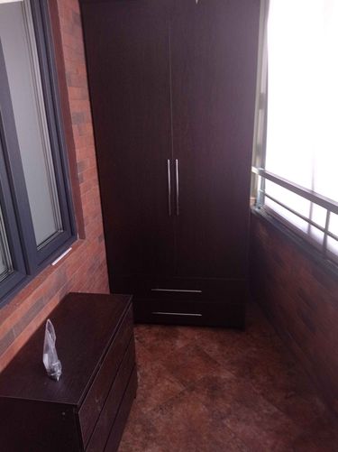 Собран шкаф с дверцами, установлен на полу, выровнен по уровню. Прикручены ручки, закреплены петли. Проверена устойчивость, функциональность ящиков. Убран мусор, завершена установка.