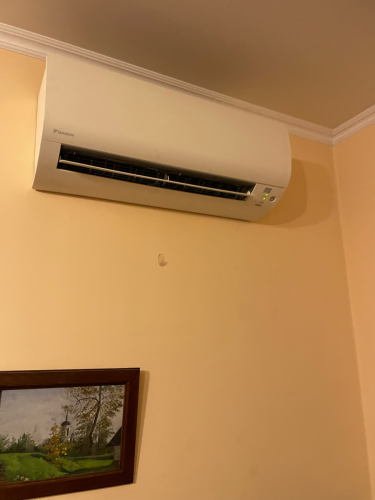 Изображен кондиционер на стене. Проведена замена поврежденных компонентов платы, восстановление электрических соединений, проверка функциональности, тестирование системы охлаждения.