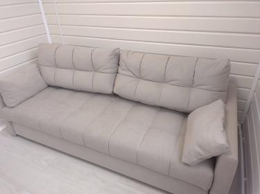 Собран новый диван: установлены каркас, подлокотники, спинка, подушки. Все элементы закреплены, проверена устойчивость, обеспечен комфорт. Завершено аккуратно, безупречно.