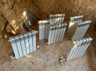 Отреставрированы отопительные приборы: очищены, загрунтованы, покрыты свежей эмалью. Обновленный вид и защита от коррозии обеспечены. Все элементы тщательно обработаны для долговечности.
