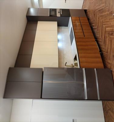 Выполнен монтаж и подключение духового шкафа в кухонный гарнитур. Обеспечена корректная интеграция в мебель, проверена работа устройства, подключено электропитание.