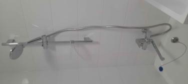 Установлено новое оборудование: подведены трубы, закреплена лейка, подключен шланг, проверена герметичность соединений, протестирована работа системы, обеспечена надежная фиксация элементов.