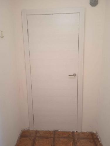 Изображена установленная дверь-гармошка. Завершены монтаж, крепление направляющих, фиксация полотна, регулировка механизма. Аккуратная работа подчёркивает функциональность и эстетику конструкции.