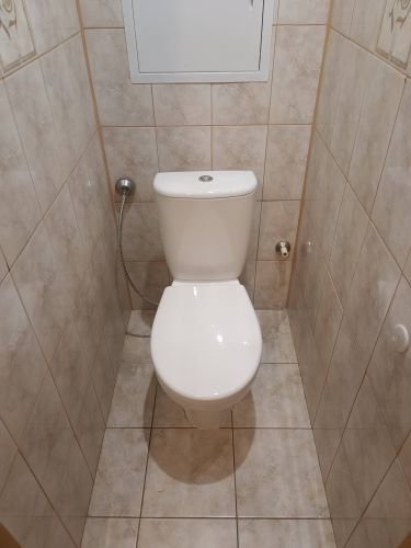 Проведена замена сливного механизма, устранена протечка, закреплено основание, проверена герметичность соединений, обновлены уплотнители, отрегулирован уровень воды в бачке.