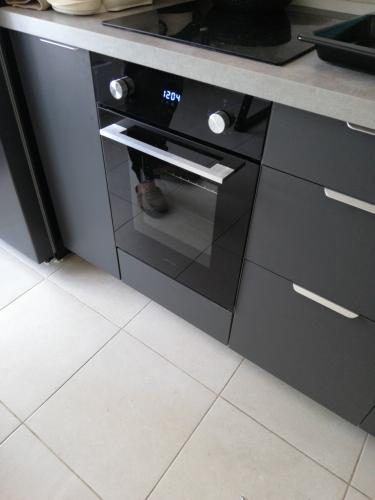 Установлен и подключен встроенный духовой шкаф в кухонный гарнитур, проверена работоспособность, выполнено подключение к электросети, обеспечена надежная фиксация и выравнивание.