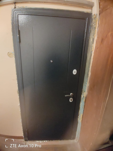 Установлена новая металлическая дверь, закреплена в проеме, отрегулированы петли, проверена работа замка, зазоры устранены, добавлена изоляция, завершена отделка откосов.