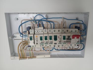 Ремонт проводки в электрощите. Переподключение проводов в щите.