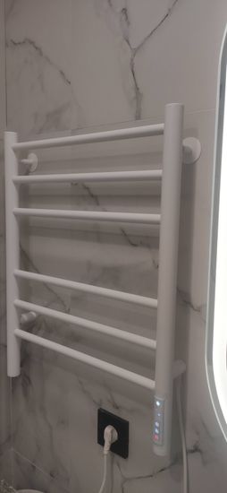 Закреплен прибор на стене, подключен к электросети, проверена работа, обеспечена надежная фиксация, соблюдена безопасность, устройство функционирует корректно.