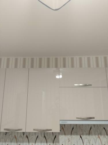 Монтаж потолочного полистрирол/пенополистирол плинтуса