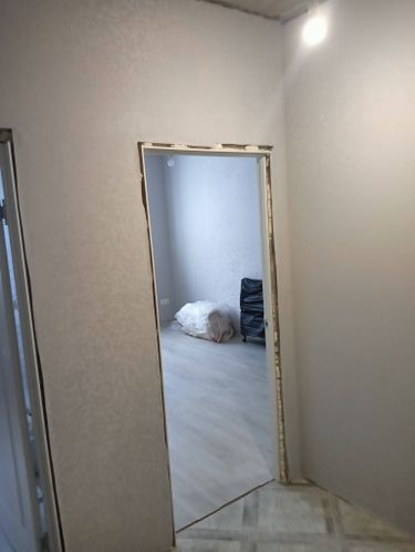 На стенах аккуратно наклеены фотообои, создающие ровную поверхность. Углы и стыки обработаны, обеспечивая плавный переход. Работа завершена, помещение приобретает обновленный вид.