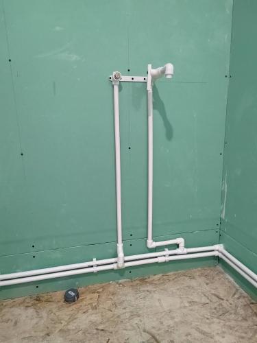 Подводка труб (ХВС, ГВС, канализация) к месту установки сантехнического оборудования (до 3 метров)