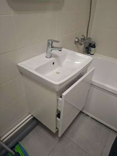 Установка раковины с тумбой