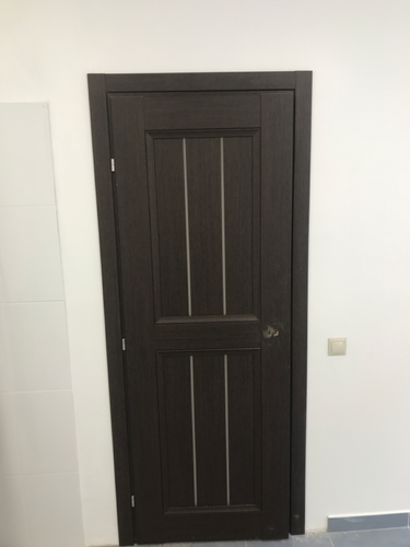 Установлены новые доборы на входную дверь, обеспечивая аккуратный и завершенный вид. Декоративные элементы идеально подогнаны, скрывая зазоры и улучшая эстетическое восприятие интерьера.