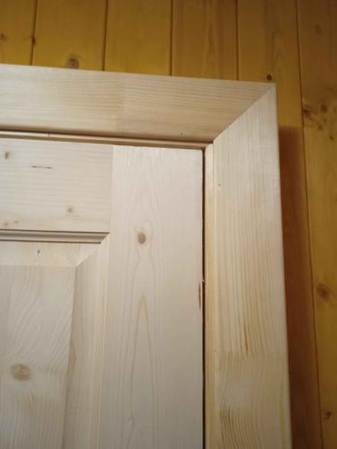 Изменен размер дверного проема, установлены новые наличники, выполнена отделка, улучшена стыковка и подгонка элементов, обеспечена ровность и прочность конструкции.