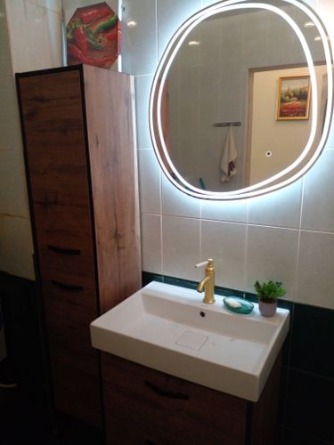 Выполнен монтаж нового напольного унитаза, подключение к водопроводу и канализации, герметизация стыков, проверка на утечки, установка сиденья, тестирование функциональности.