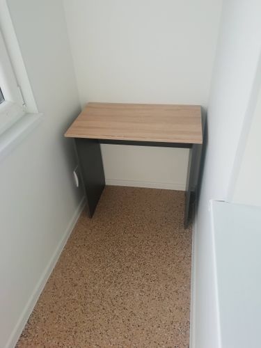 Собран компактный столик: установлена столешница, закреплены боковые панели, обеспечена устойчивость конструкции, проверена надежность креплений, размещен в углу помещения.