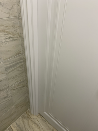 Установлена новая створка, закреплены петли, врезан замок, отрегулированы зазоры, смонтированы наличники, проверена плавность открывания, завершена отделка проема.