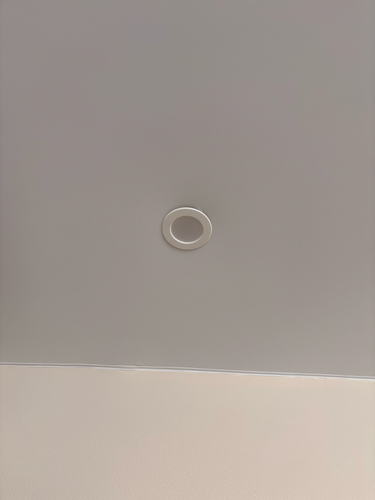 Монтаж точечного светильника на натяжной потолок Демонтаж старого светильника