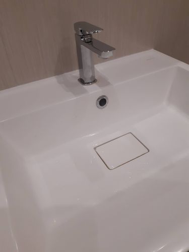 Установлен новый кран на кухонной раковине, заменены все крепления и прокладки, проверена герметичность соединений, обеспечена надежная фиксация, проведено тестирование водоснабжения.