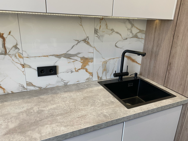 Установка и подключение электрической варочной поверхности Установка столешницы ДСП Установка и подключение врезной мойки