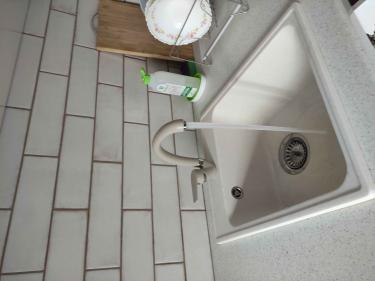 Устранена протечка, заменены изношенные прокладки, очищен аэратор, восстановлена герметичность соединений, проверена работа всех механизмов, обеспечена стабильная подача воды.