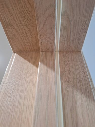 Установлен замок в деревянную дверь. Выполнены точные вырезы, закреплены элементы, обеспечена плавная работа механизма. Завершено аккуратное оформление, проверена надежность конструкции.