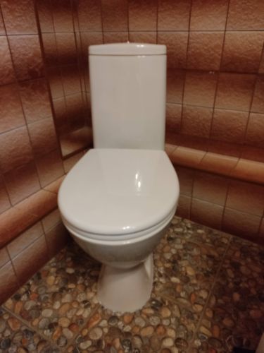 Установлено новое сантехническое оборудование, подключены коммуникации, герметизация швов, проверка функциональности, уборка рабочего места. Завершено обновление интерьера.