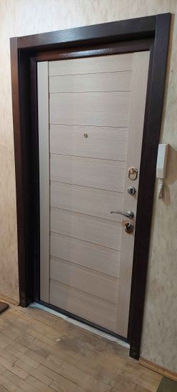 Установлена металлическая дверь, закреплены петли, врезаны замки, обработаны стыки, проверена герметичность, отрегулирована фурнитура, обеспечена надежная защита.