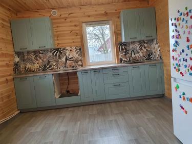 Установлены шкафы, закреплены фасады, смонтирована столешница. Подключены ручки, вырезаны отверстия для коммуникаций. Завершено оформление фартука. Подготовлено место для техники.