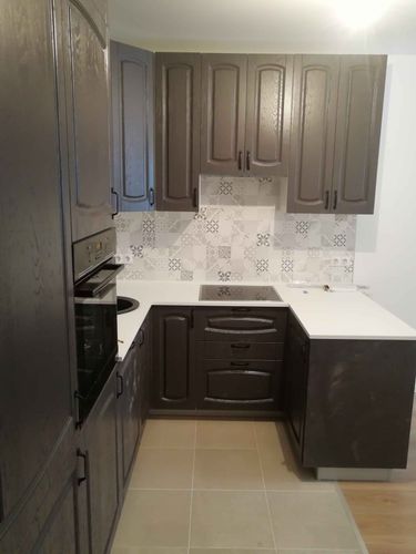 Обновлены дверцы шкафов, выполнены точные разрезы, установлены новые панели, обеспечивая идеальное прилегание и современный вид. Завершена установка, улучшена функциональность и эстетика.