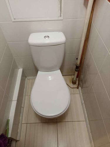 Установлено новое сантехническое оборудование, подключено к системе водоснабжения и канализации, проверена герметичность соединений, выполнена чистовая отделка вокруг.